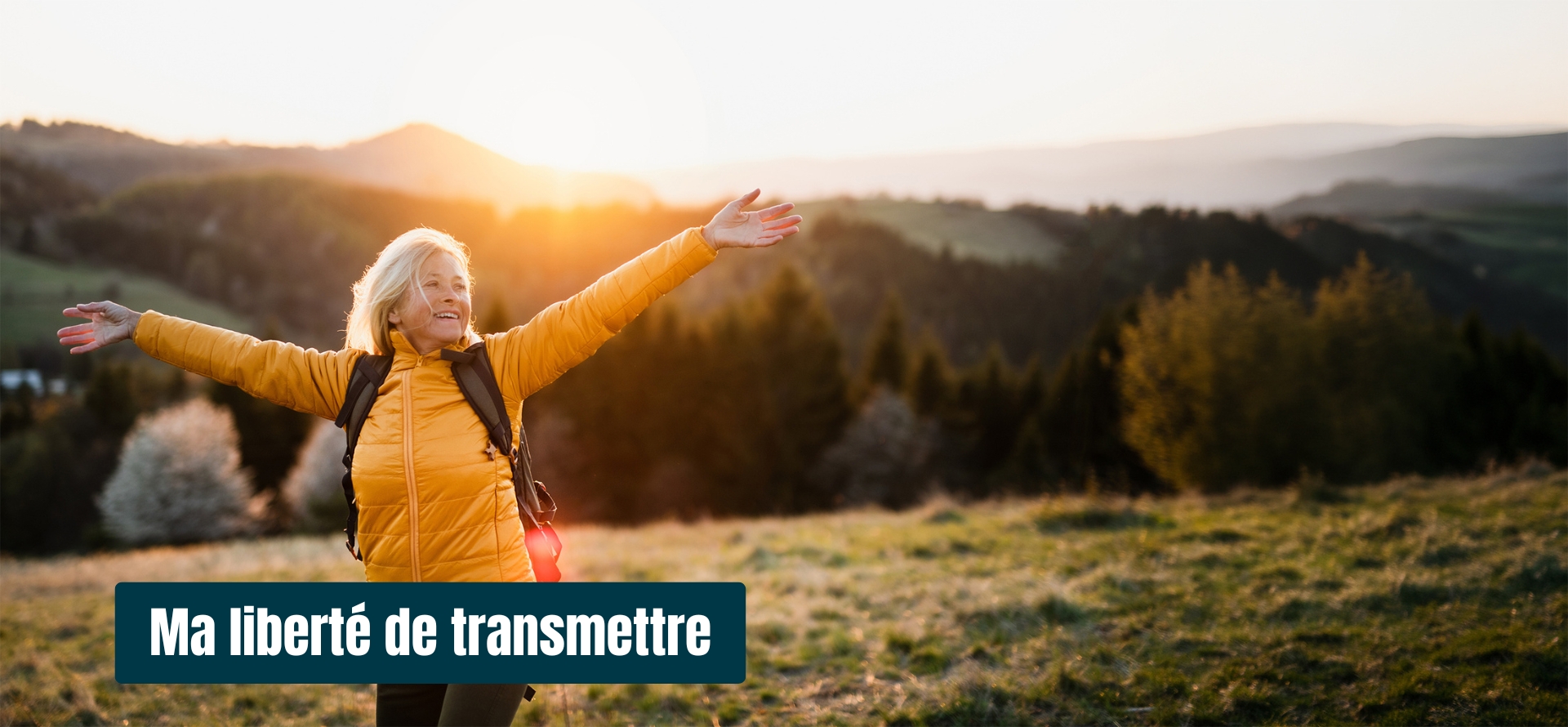 Femme souriante dans un champs, joyeuse car elle se sent libre