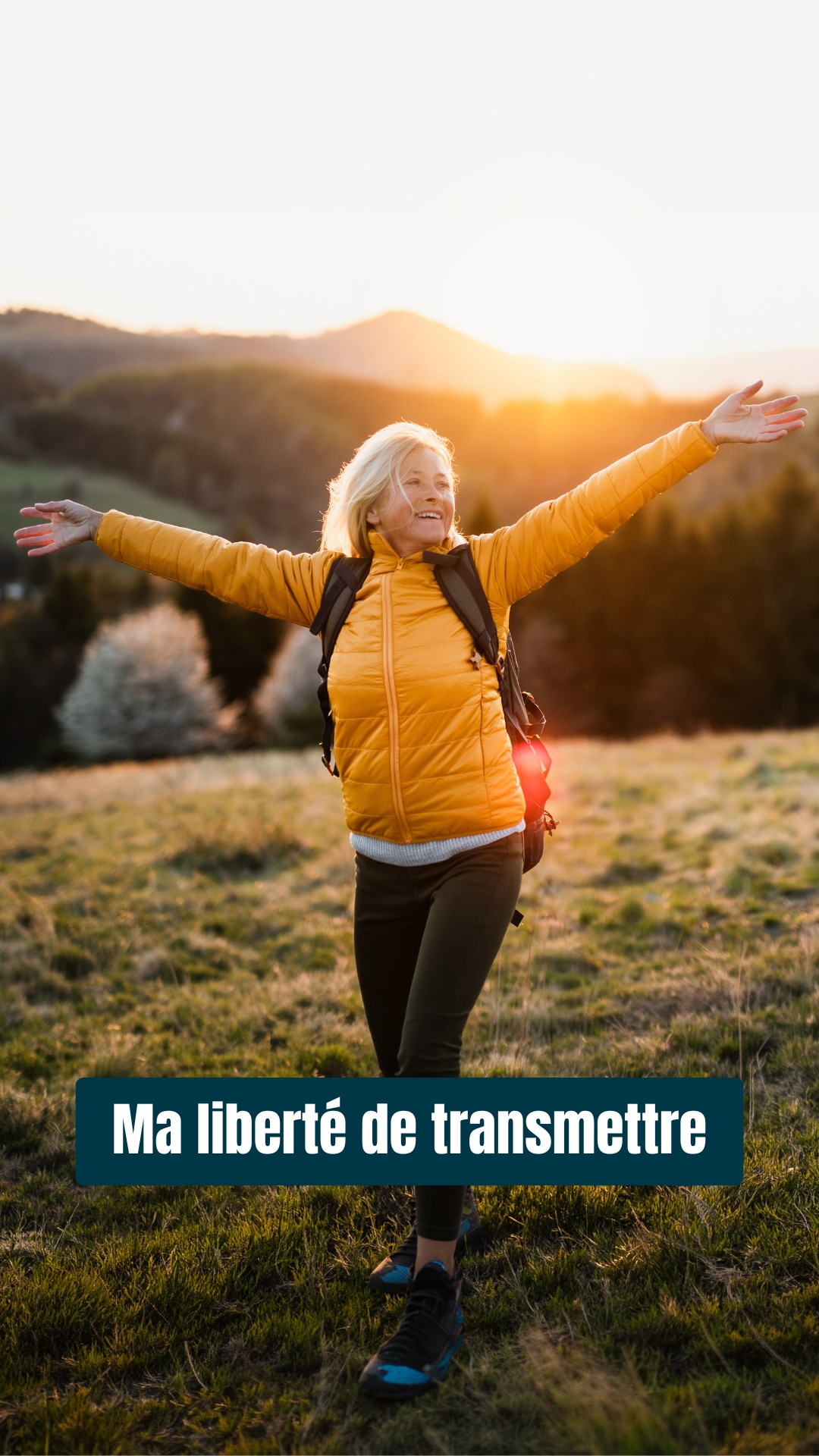 Femme souriante dans un champs, joyeuse car elle se sent libre