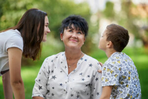 Femme avec sa famille qui veut faire un legs au profit d'APF France handicap