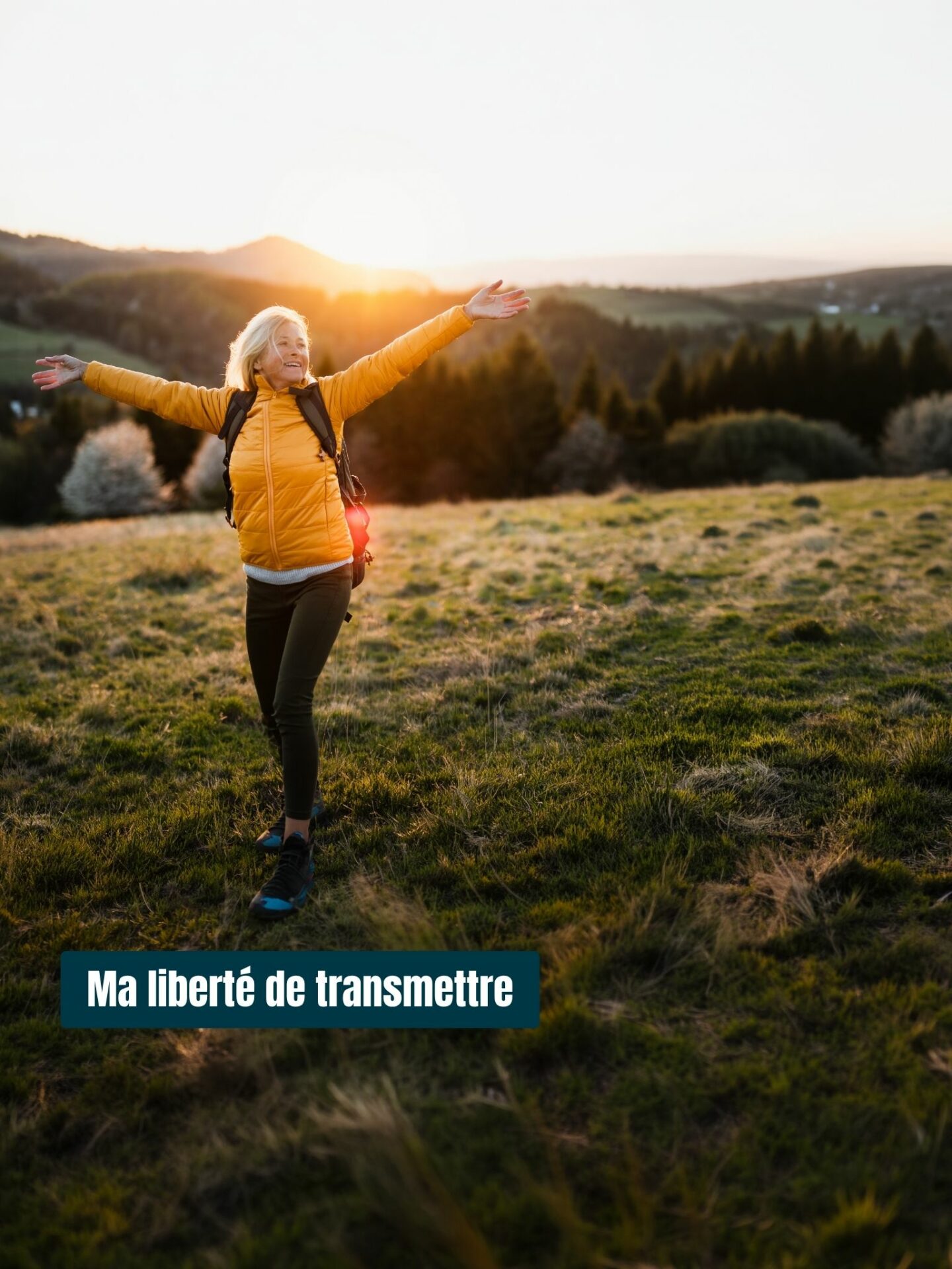 Femme souriante dans un champs, joyeuse car elle se sent libre
